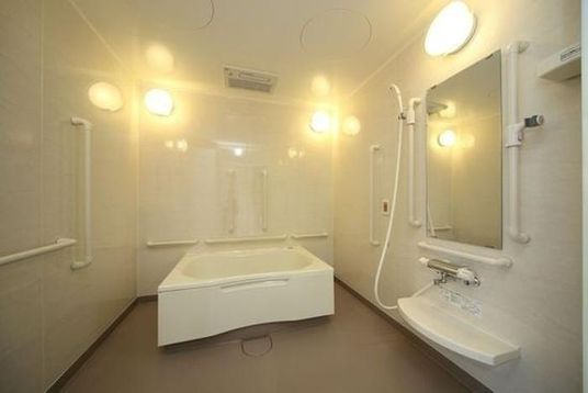 手厚い介護の浴室施設