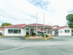 赤い屋根の建物外観  