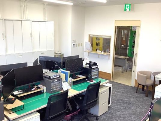 事務机が並ぶ事務室  