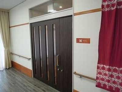 広々とした居室の入口
