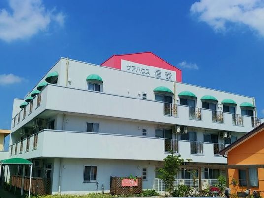 青空の下の明るい外観