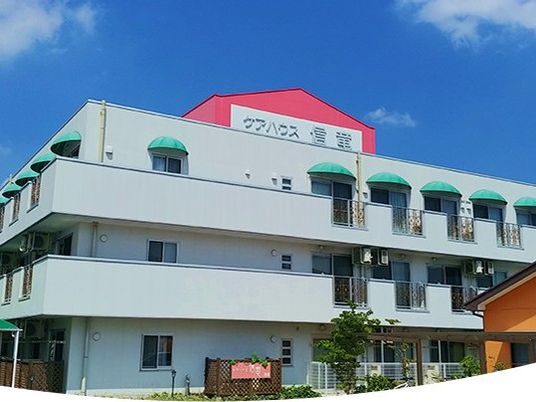 白い外壁の建物外観  