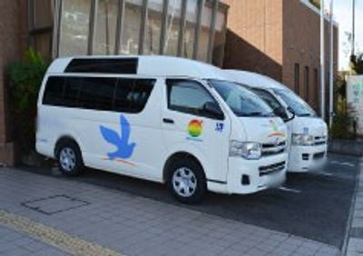 送迎用の白い車両