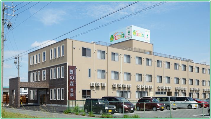 広々とした建物外観