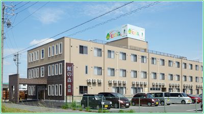 広々とした建物外観