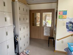 明るい廊下の一角