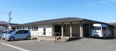 駐車場付きの建物外観