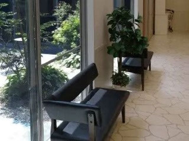 光あふれる廊下 廊下 緑豊かな景色を楽しめる開放的な廊下です。ベンチを利用して休憩することもできます。