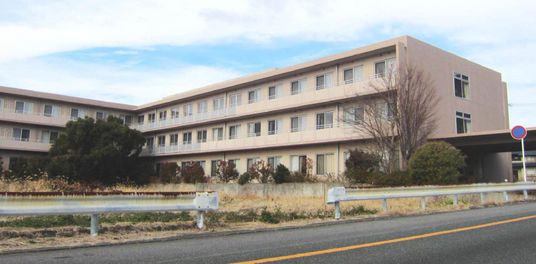 広々とした建物外観