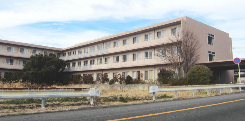 広々とした建物外観