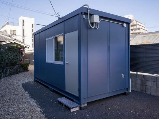 青い外観の建物  