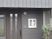 サムネイル 施設の写真 ダークグレーの外壁でモダンな雰囲気が漂うホーム。玄関には２つのユニット名が書かれている。