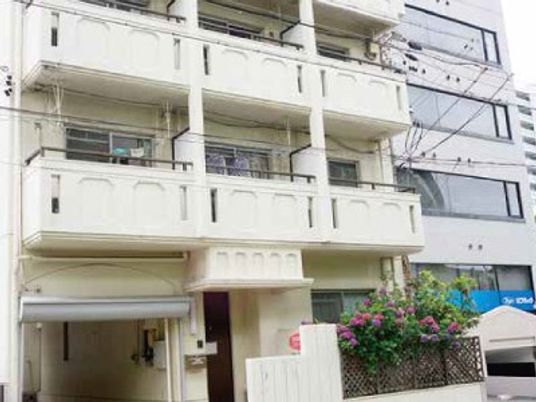 白い建物の外観  