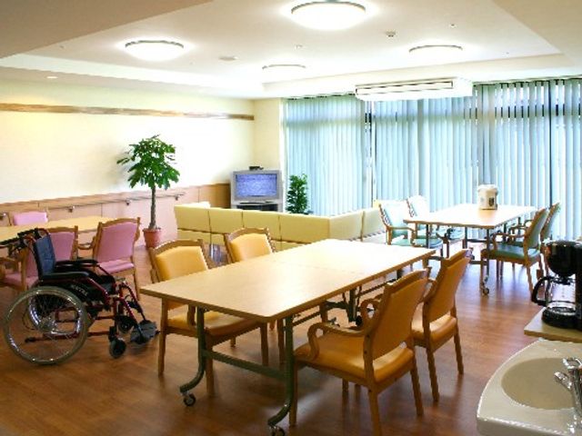 広々とした明るい食堂 食堂 広々とした明るい空間の食堂で、ゆったりとした食事の時間を提供しています。車椅子に適した設計で、利用者の皆さまの快適性を重視しています。