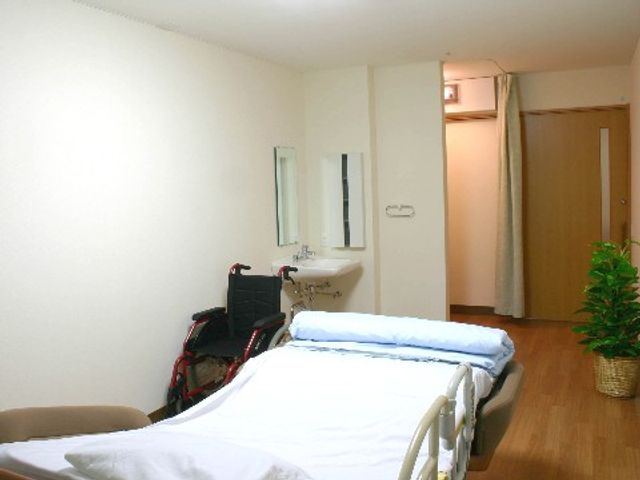 清潔で整った居室 居室 広々とした落ち着いた雰囲気の居室です。必要な設備が整い、快適に過ごせるように配慮されています。