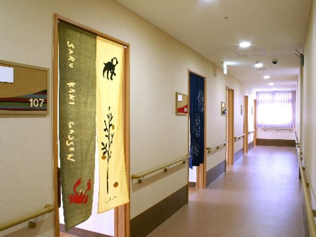 廊下に掲示物の装飾 廊下 ゆったりとした通路には、和のテイストを感じさせる掲示物が飾られ、温かみのある雰囲気を演出しています。