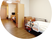 居室のベッドと家具がある部屋  