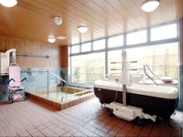 浴室 浴室 自然光が差し込む明るい空間で、清潔感あふれる設備が整っています。