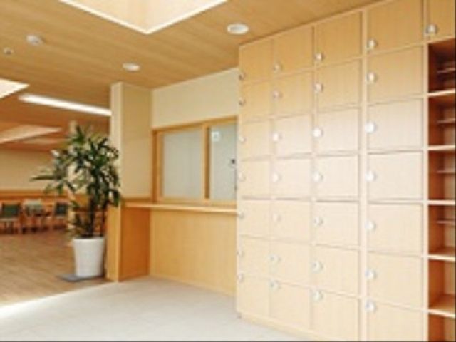 広々としたエントランス エントランス 自然光が差し込む明るいエントランス。壁には多くの個別ロッカーが設置されています。