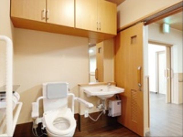 バリアフリートイレ トイレ 車椅子対応のゆったりしたスペースを備えた清潔なトイレです。利用しやすい環境が整っています。