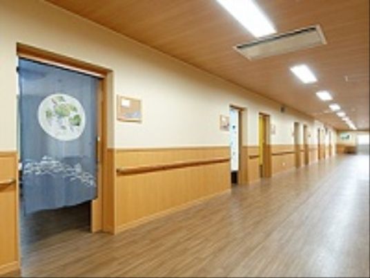 穏やかな配色の廊下