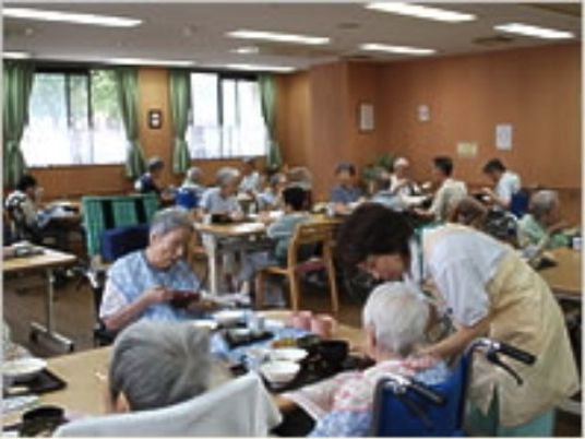 多世代交流の食堂風景