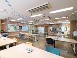 明るい装飾の多目的室
