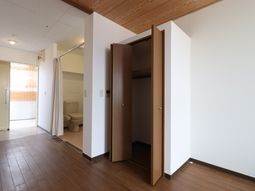 明るい個室の一角
