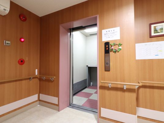 エレベーター付近の廊下