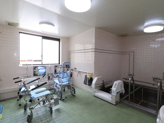 介護用浴室の設備 浴室 広々とした清潔感のある浴室です。利用者の快適な入浴をサポートするための設備が整っております。
