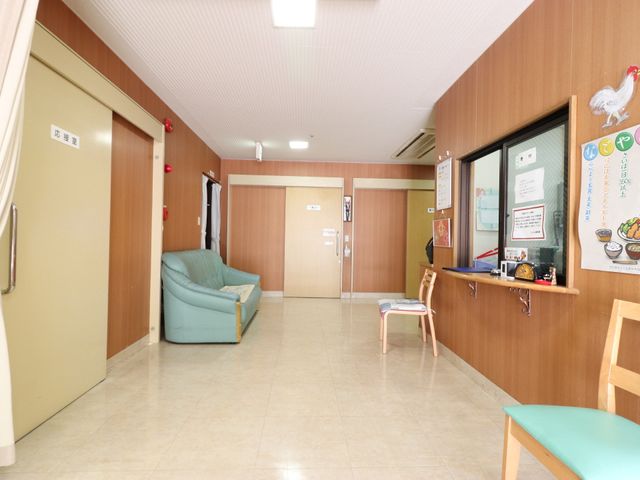 居心地の良い共有スペース ロビー ゆったりとしたソファが置かれたホールでは、スタッフとの会話も楽しめ、温かく迎えてくれる空間です。