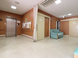 広々とした明るい廊下