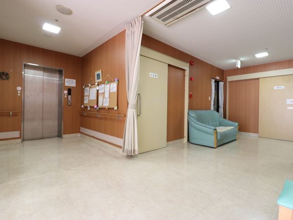 広々とした明るい廊下