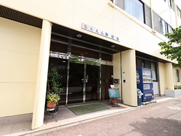 エントランスの清潔感ある外観