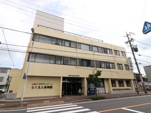 黄色い外壁の建物外観