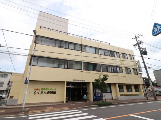 黄色い外壁の建物外観