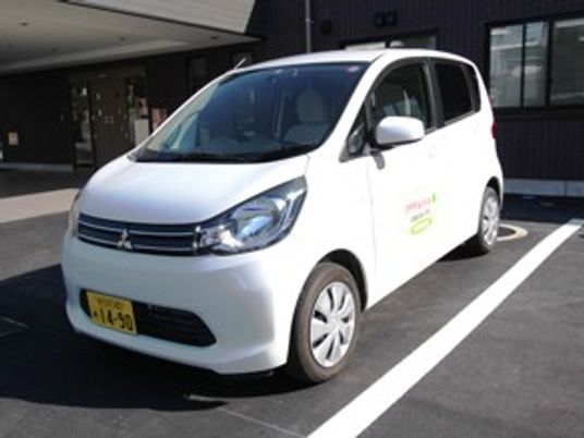 送迎車が停まる外観  