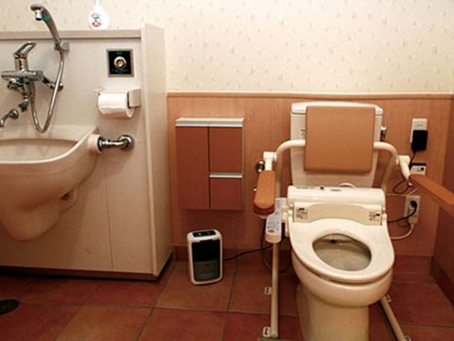 ゆったりしたトイレ トイレ   広々としたトイレは、手すりがしっかりと設置されていて、安全に利用できます。