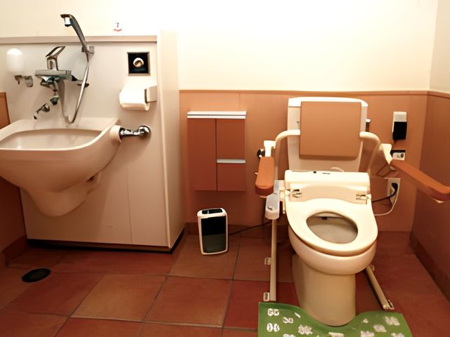 バリアフリーのトイレ トイレ 広々としたバリアフリー設計で、安全に利用できます。手すりも備えられ、安心です。