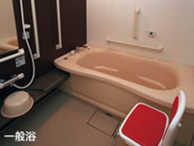 広々とした浴槽の浴室 浴室 広々とした浴槽で、ゆったりと入浴を楽しめます。バリアフリー設計が特徴の場所です。