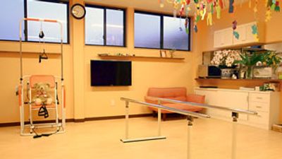 リハビリ用具が並ぶ部屋
