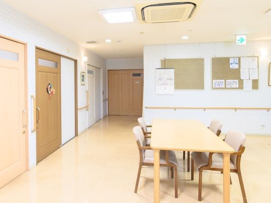 明るい廊下の談話テーブル  