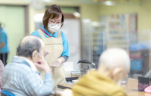 食事を配る様子の居室