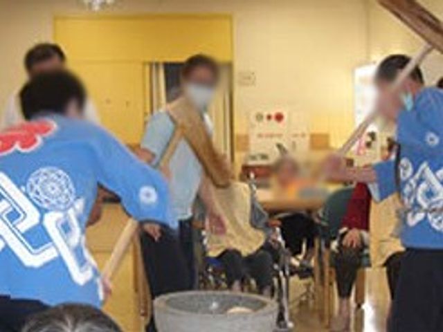 イベント風景 多目的室 イベントが行われています。賑やかで参加者同士の交流が楽しめる雰囲気です。