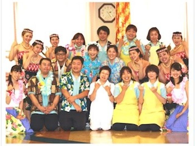 笑顔のスタッフたち集合写真 スタッフイメージ 笑顔と団結感が伝わるスタッフの集合場面です。一緒に楽しい職場を作りましょう。