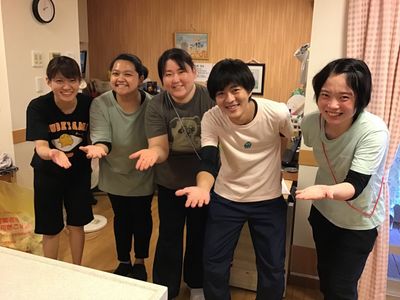 笑顔のスタッフたちの和やかな場面