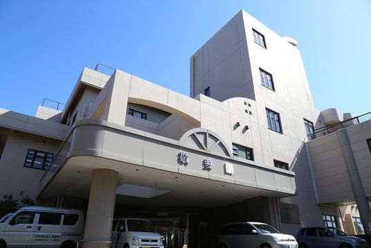 広々とした入口の外観