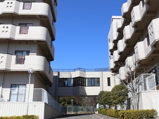 建物と通路の外観  