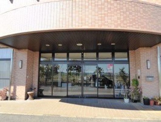 歓迎するエントランスの外観