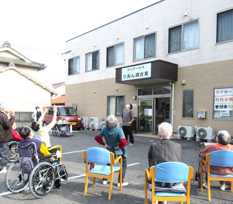 建物前に集まる入居者